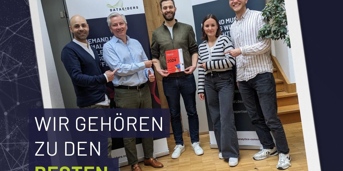 Datalytics Team, mit dem brand eins Cover "Beste Unternehmensberatungen in Deutschland in 2024" in der Hand.